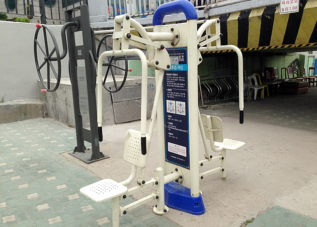 ソウル市内にある公園のトレーニングマシン