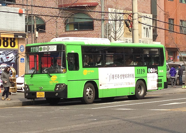 ソウル市内を走る街のバス（マウルバス）