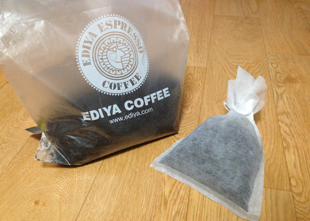 茶こしのような袋にコーヒー豆のカス