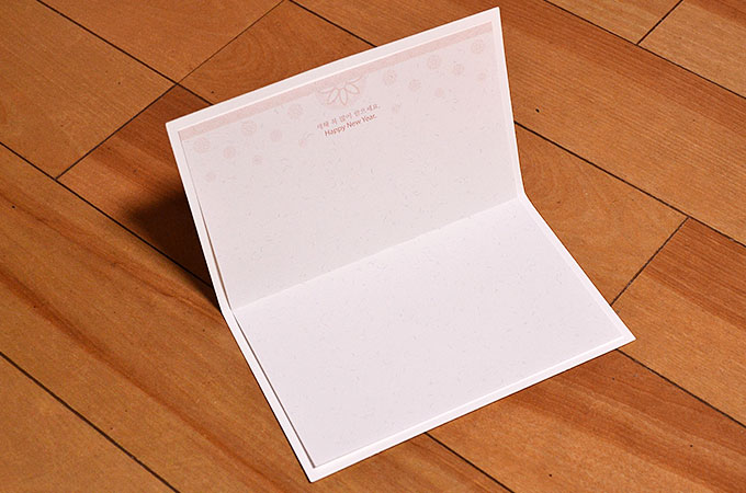 韓国の年賀カードに専用の用紙をのりでくっつける