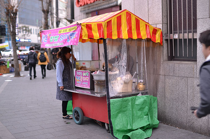 韓国で冬になると街中にあらわれる小さな屋台「붕어빵 プンオッパン たい焼き」