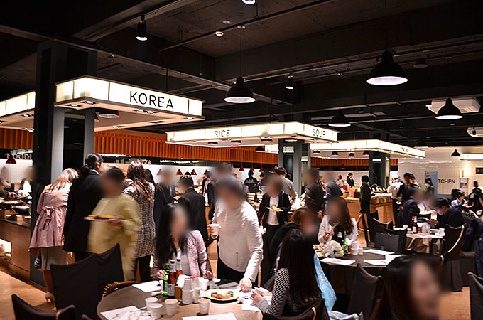 日本で行われる披露宴といった形はなく広い食堂へ移動し、個々に食事を楽しみました。