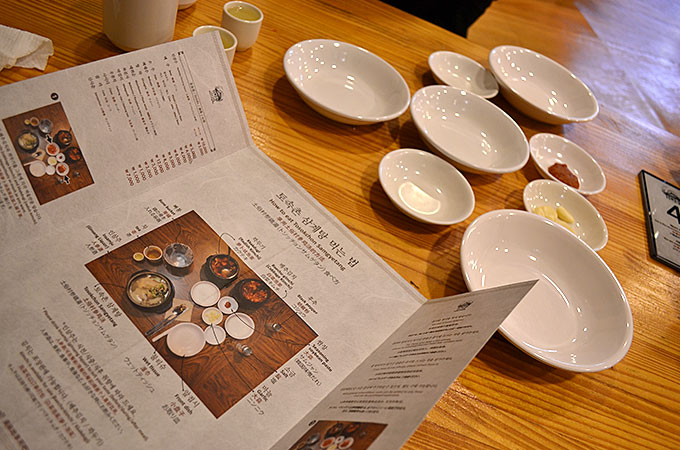 お皿もいっぱい出てくるので、写真通りに並べてみましょう！ちゃんと日本語訳も書いてありますのでわかりやすいです！