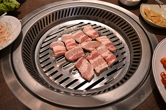 韓国でも肉厚じゃないサムギョプサル屋さんがあったりしますが、ここは肉厚で美味しそう！