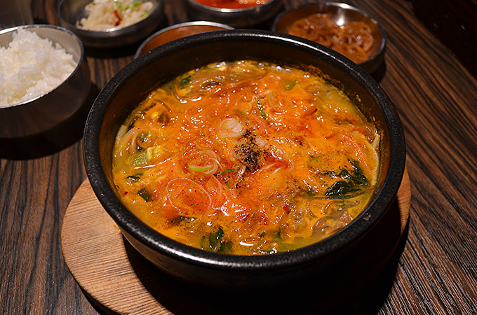 このユッケジャンスープは本場韓国で食べたのと遜色ないですね！