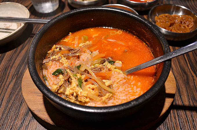 やっぱりこういったスープ類はご飯を入れて食べるのが韓国の食べ方？！