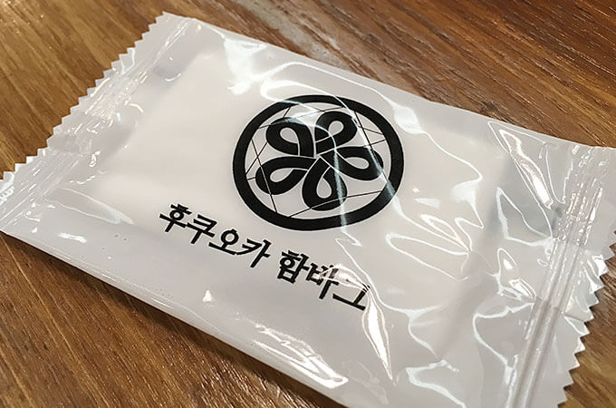 お店のロゴも日本の家紋みたいで紛らわしいですよね！
