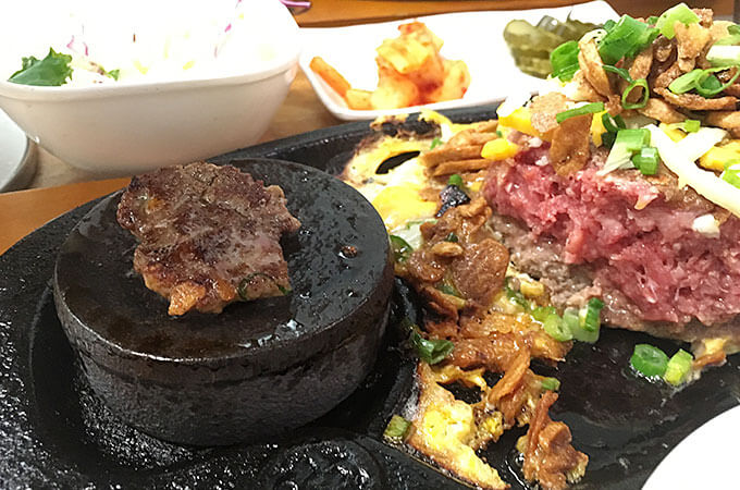 石の上で焼きながら食べる福岡ハンバーグ