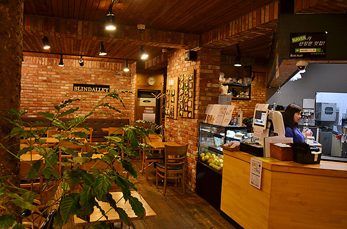 店内はとても雰囲気がよくコーヒーのいい匂いと落ち着くことができる空間が広がってました。