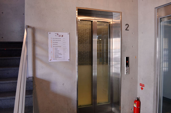 お店の奥の扉から4階に上がるエレベーターに乗っていくことが出来ます。