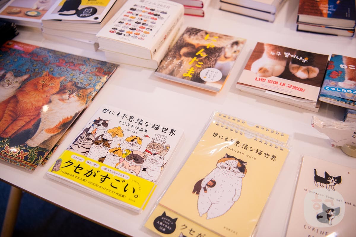 日本の猫の本も置いてある。