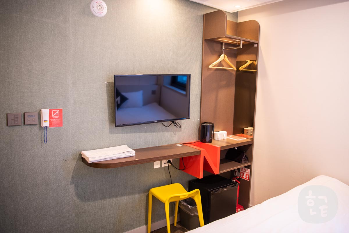 ソウルNホテルのダブルルームの内観写真 テレビと机