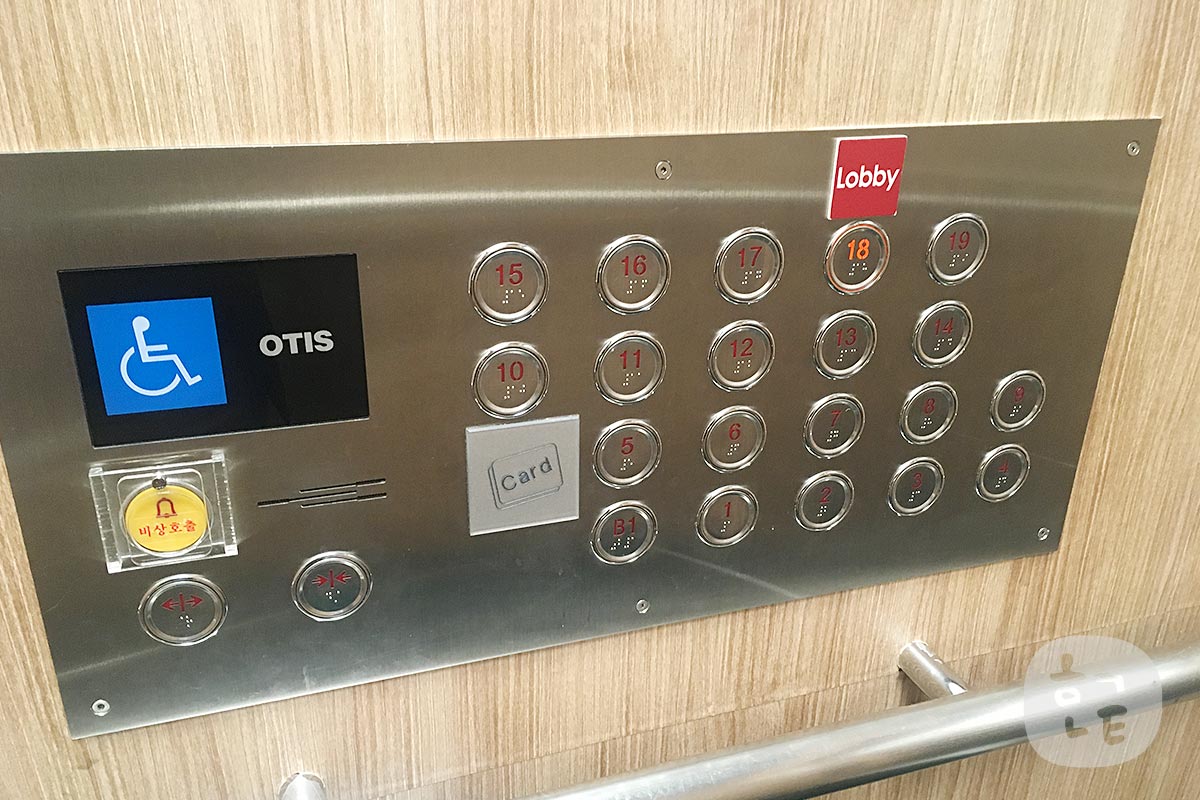 ホテルに入ると受付ロビーは18Fにあるので、エレベーターで18階までいきます。