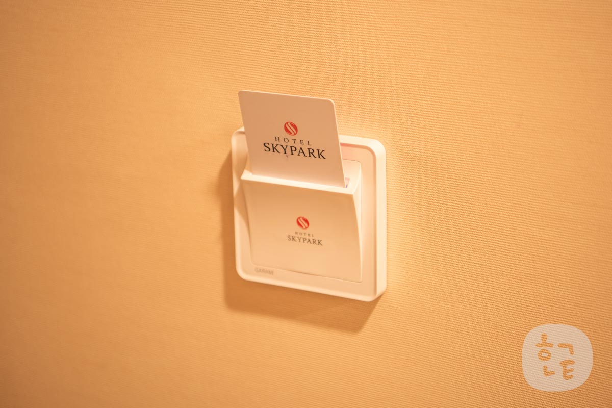 部屋に入ったらカードを差し込んで電源を使えるようになります。