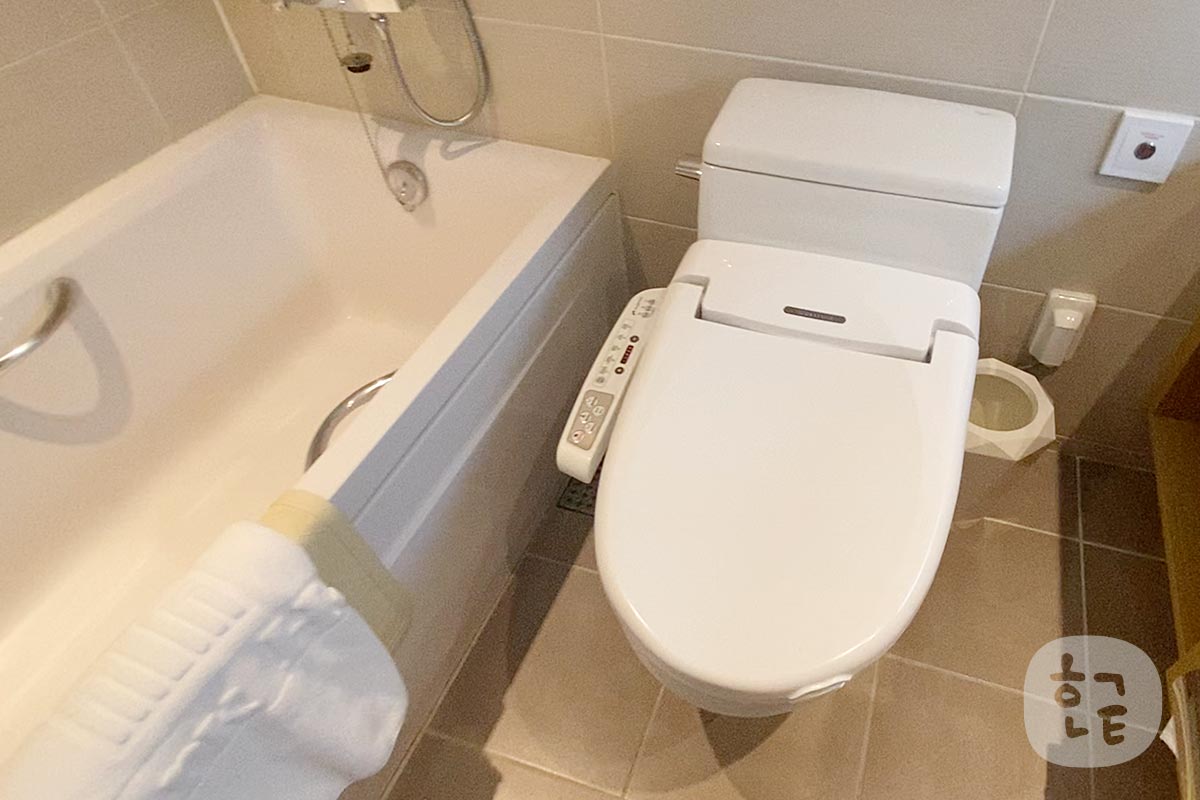 トイレは何と言っても日本人には必須アイテムの温水洗浄便座付き