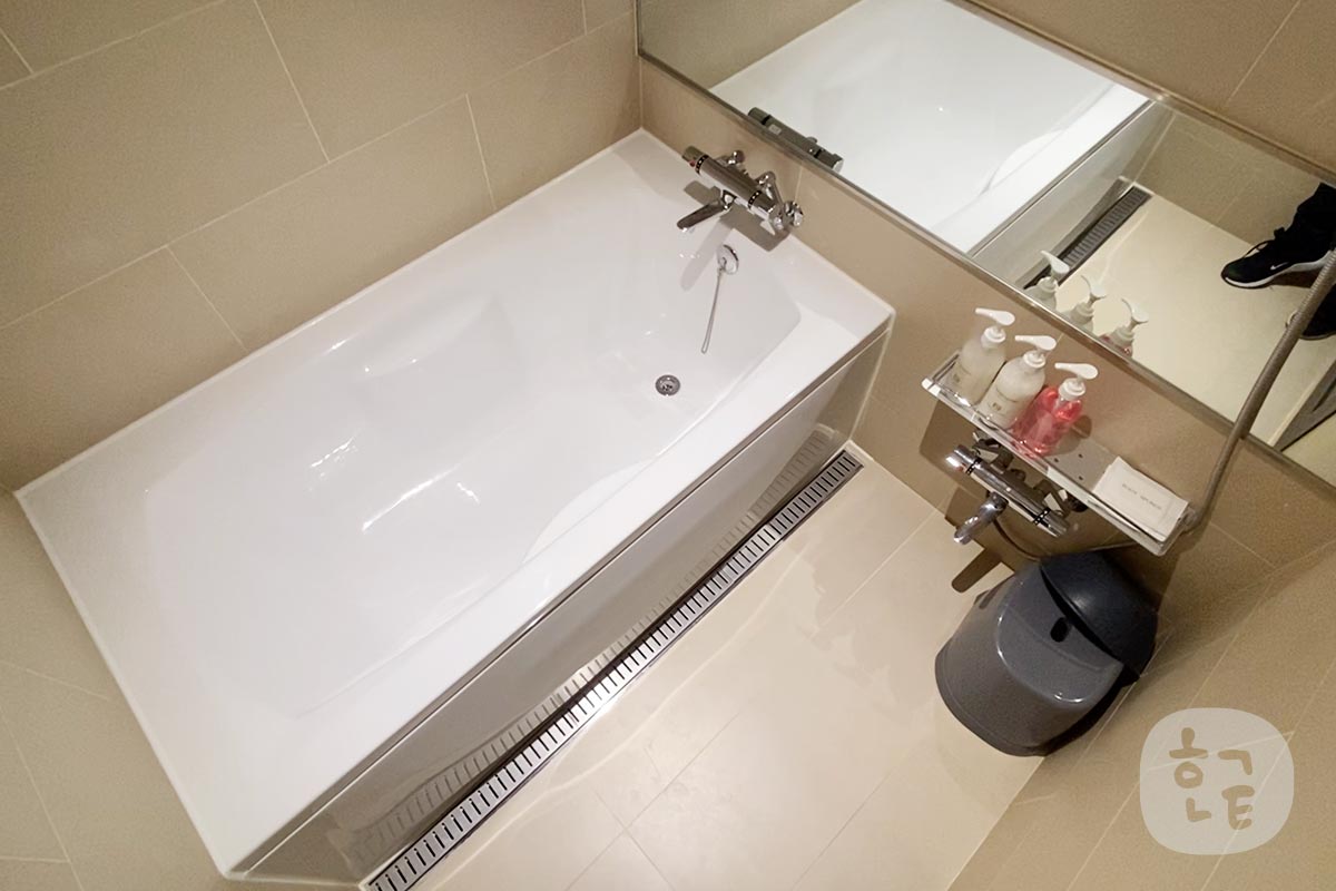 バスルームもとても綺麗で、バスチェアまであるホテルは韓国では初めてですね！