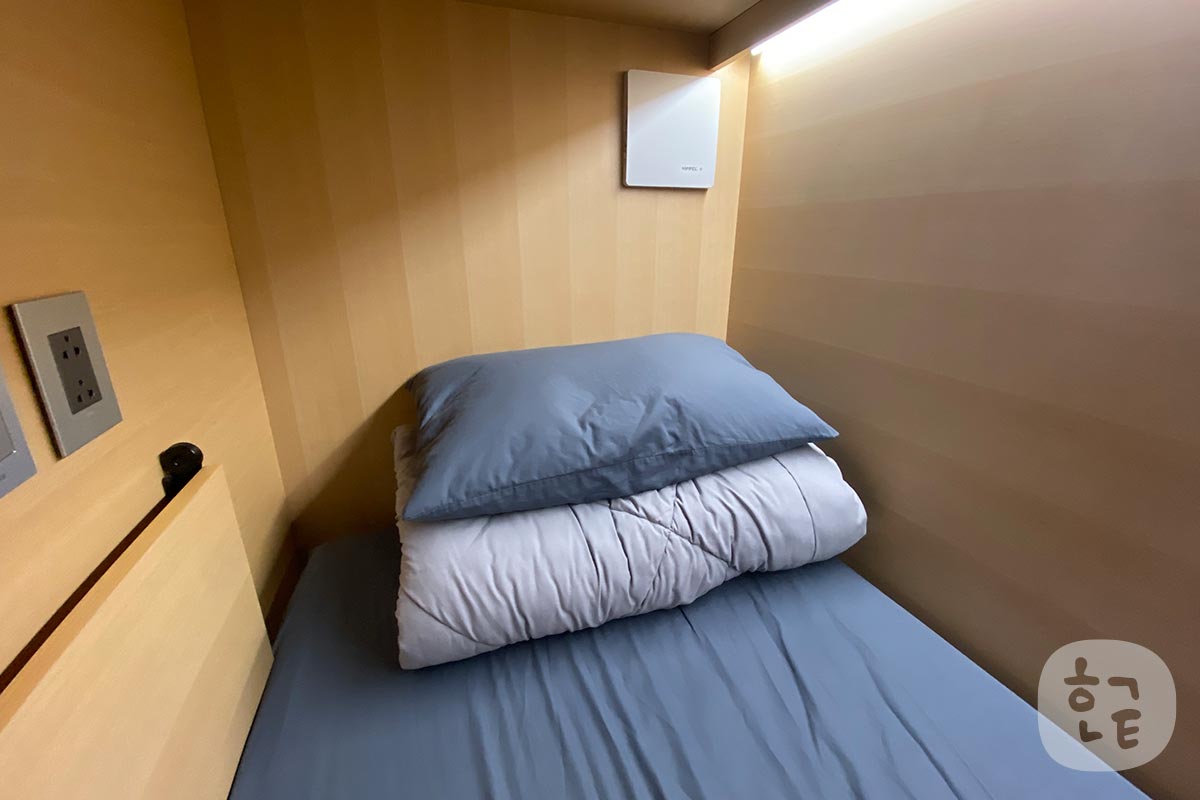 韓国のカプセルホテルの枕もふかふかで快適に寝れて換気扇も完備